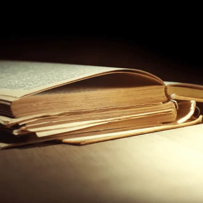 Jak skutecznie skleić książkę: 7 sprawdzonych metod naprawy