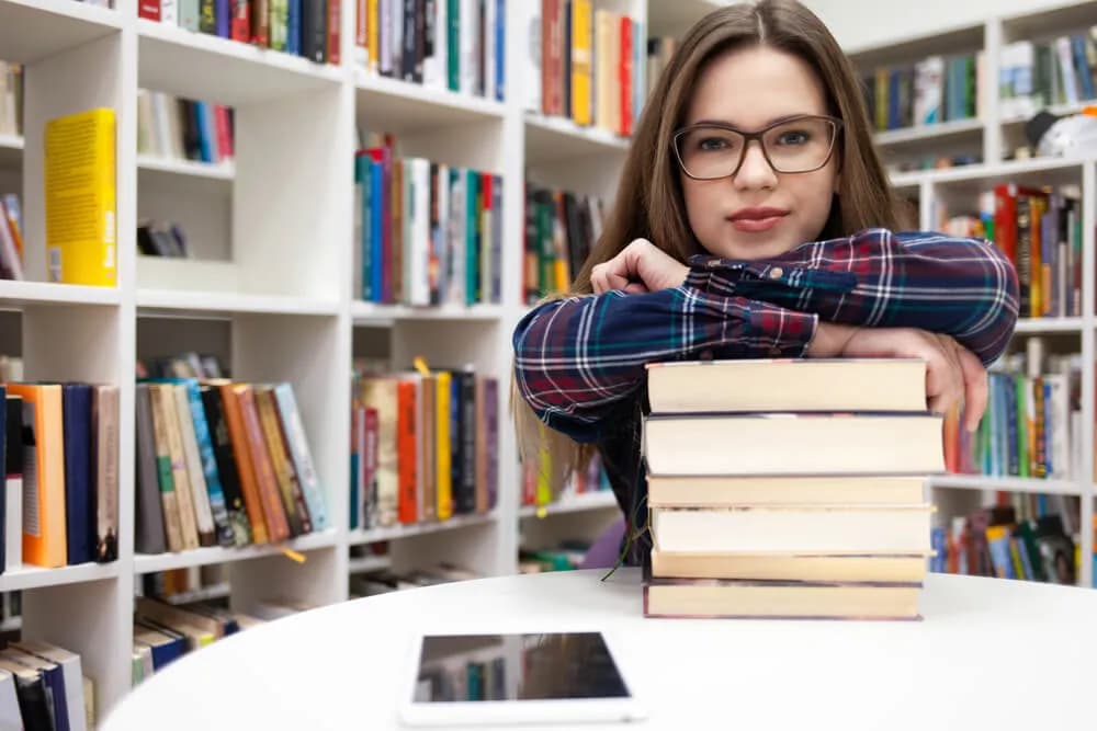 Jak skutecznie zacząć sprzedaż książki przez autora: praktyczny poradnik